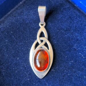 Vintage 925 sterling silver pendant w natural Baltic Amber, traditional Celtic